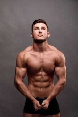 Seksi güçlü vücut geliştiricisi. Vücut geliştirmeci adamla mükemmel abs, omuzlar, pazı, triceps, göğüs.