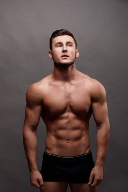 Seksi güçlü vücut geliştiricisi. Vücut geliştirmeci adamla mükemmel abs, omuzlar, pazı, triceps, göğüs.