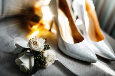 Güzel gelin düğün aksesuarları. Gelin Ayakkabıları. Gelin sabah.