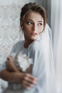 Gelin Düğün sabahı. Beyaz lüks elbise içinde muhteşem gelin düğün için hazırlanıyor. Sabah hazırlıkları.