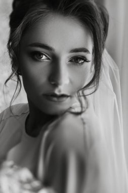 Gelin Düğün sabahı. Beyaz lüks elbise içinde muhteşem gelin düğün için hazırlanıyor. Sabah hazırlıkları.