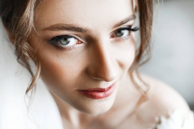 Portre genç muhteşem gelin portresi. Güzel gelin, sabah hazırlıklar portresi.