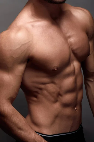 性感强壮的健美运动员 健美男子与完美的腹肌 二头肌 — 图库照片