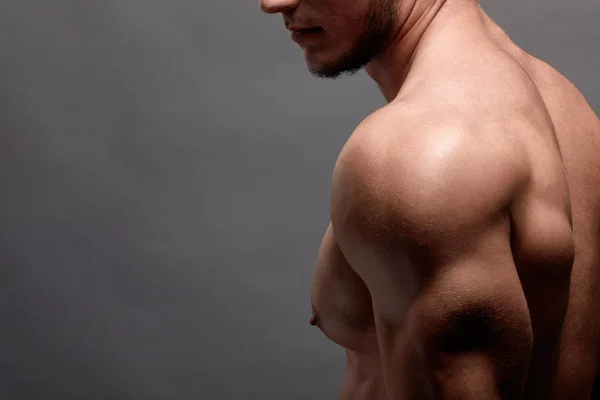 Forte Fisiculturista Sexy Homem Fisiculturista Com Abdominais Perfeitos Ombros Bíceps — Fotografia de Stock