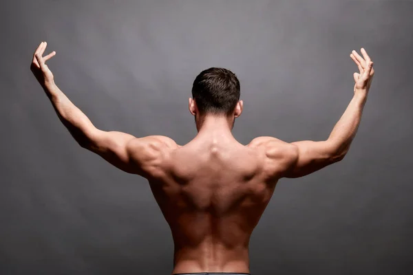 性感强壮的健美运动员 健美男子与完美的大肌肉 — 图库照片