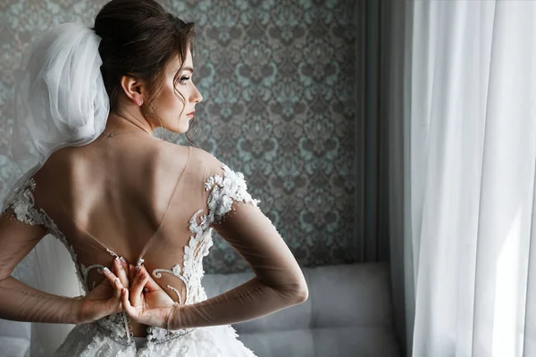 Svatební Den Nevěsty Nádherná Nevěsta Bílém Luxusních Šatech Chystá Svatbu — Stock fotografie