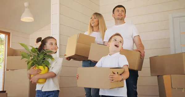 Famiglia Felice Con Due Figli Una Nuova Casa Famiglia Con — Foto Stock