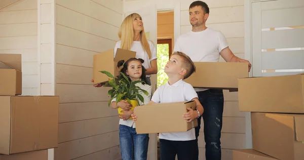 Famiglia Felice Con Due Figli Una Nuova Casa Famiglia Con — Foto Stock