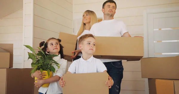 Šťastná Rodina Dvěma Dětmi Novém Domově Rodina Karton Krabice Novém — Stock fotografie