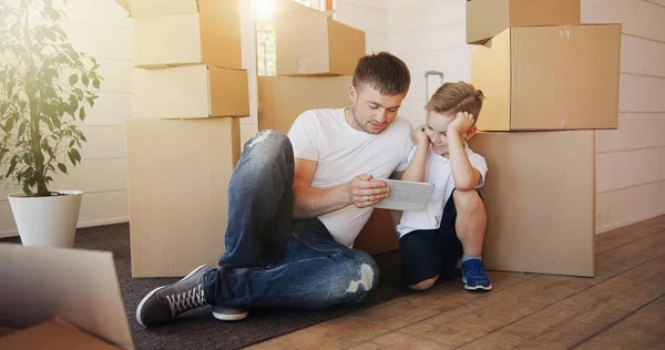 Familj Med Kartong Lådor Nya Hus Flyttdagen Far Och Barn — Stockfoto