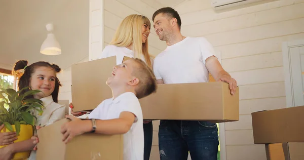 Šťastná Rodina Dvěma Dětmi Novém Domově Rodina Karton Krabice Novém — Stock fotografie