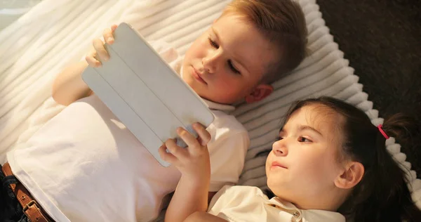 Niños Casa Nueva Niños Jugando Con Teléfono Móvil Tableta Los — Foto de Stock