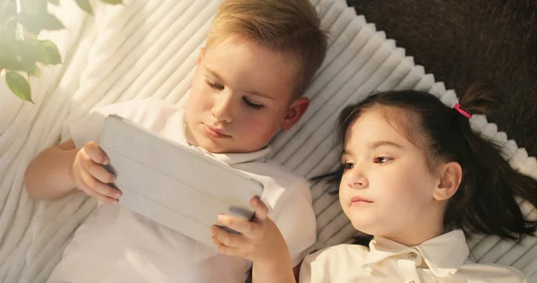 Niños Casa Nueva Niños Jugando Con Teléfono Móvil Tableta Los — Foto de Stock