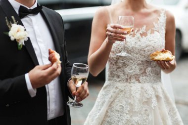 Gelin ve damat ellerinde şampanya kadehleriyle