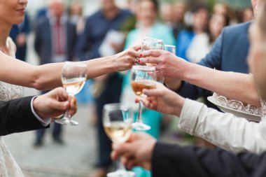 Gelin ve damat ellerinde şampanya kadehleriyle