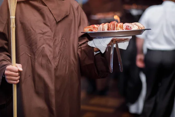 Mesero Mediviano Llevando Platos Con Plato Carne Una Boda —  Fotos de Stock