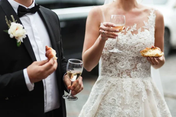 結婚式のシャンパングラスを持つ花嫁と新郎 — ストック写真