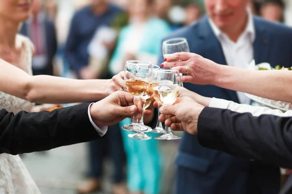Gelin Damat Ellerinde Şampanya Kadehleriyle — Stok fotoğraf
