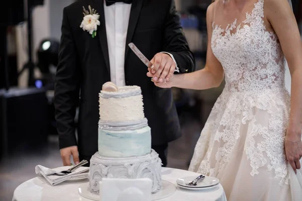 Elegáns Csinos Fiatal Menyasszony Vőlegény Vágás Esküvői Torta — Stock Fotó