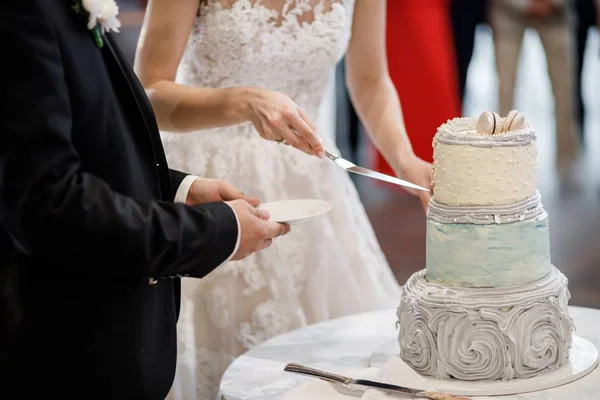 エレガントなかなり若い花嫁と新郎が結婚式のケーキカット — ストック写真