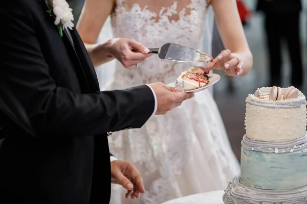 Elegante Muito Jovem Noiva Noivo Cortando Bolo Casamento — Fotografia de Stock