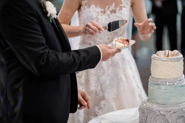 Elegante Muito Jovem Noiva Noivo Cortando Bolo Casamento — Fotografia de Stock