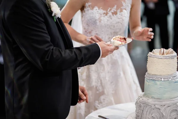 Elegáns Csinos Fiatal Menyasszony Vőlegény Vágás Esküvői Torta — Stock Fotó