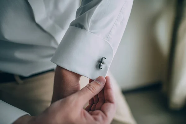 El novio vestidor y la preparación para la ceremonia — Foto de Stock