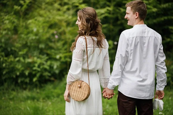 Gelukkig Zwangere Bruid Bruidegom Van Stijlvolle Met Baby Schoenen Buiten — Stockfoto