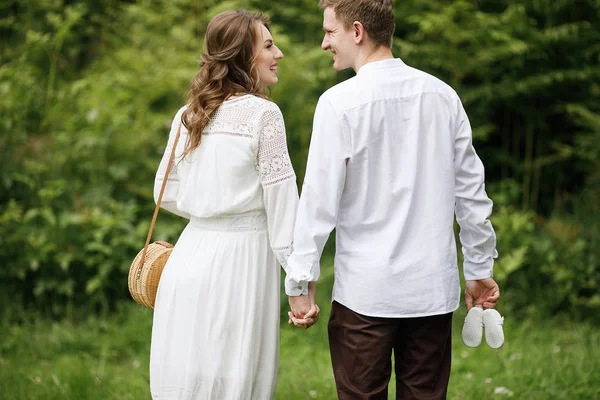 Novia Embarazada Feliz Elegante Novio Con Zapatos Bebé Aire Libre —  Fotos de Stock