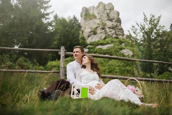 Šťastné Těhotenství Snoubenci Stylový Venkovní Piknik — Stock fotografie