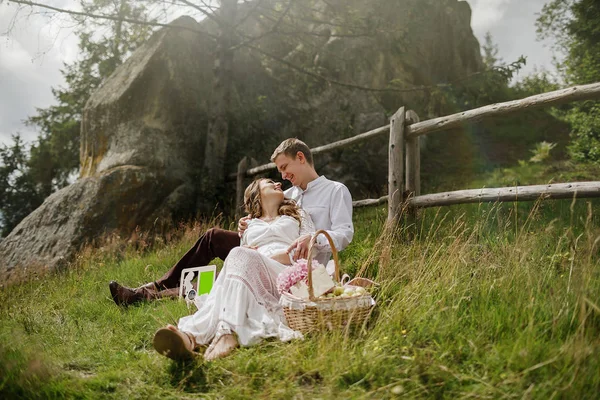 Boldog Terhes Menyasszony Elegáns Vőlegény Szabadtéri Piknik — Stock Fotó