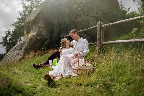 Счастливая Беременная Невеста Стильный Жених Открытом Воздухе Пикник — стоковое фото