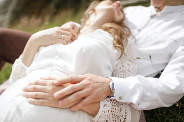 Gelukkig Zwangere Bruid Stijlvolle Bruidegom Buiten — Stockfoto