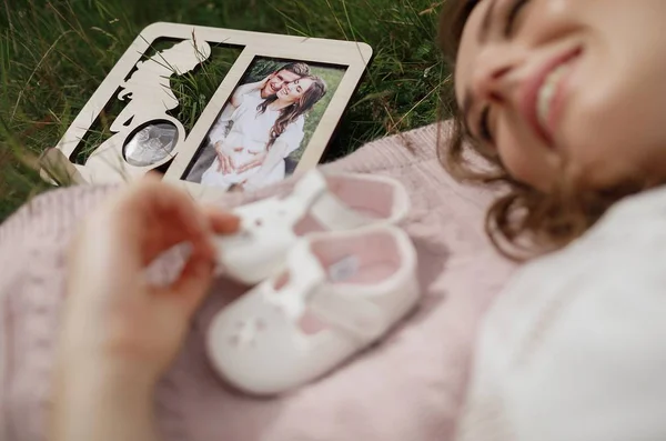 Jovem Feliz Mulher Grávida Relaxando Desfrutando Vida Natureza — Fotografia de Stock