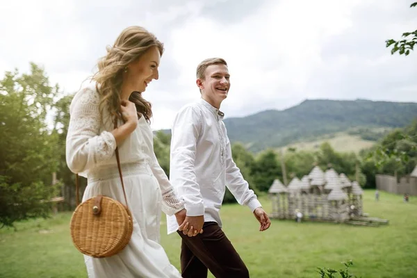 Venkovní Stylové Ženicha Šťastné Těhotné Nevěsty — Stock fotografie