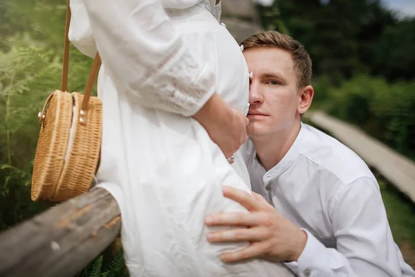 Fiatalember Megcsókolta Belly Terhes Felesége — Stock Fotó