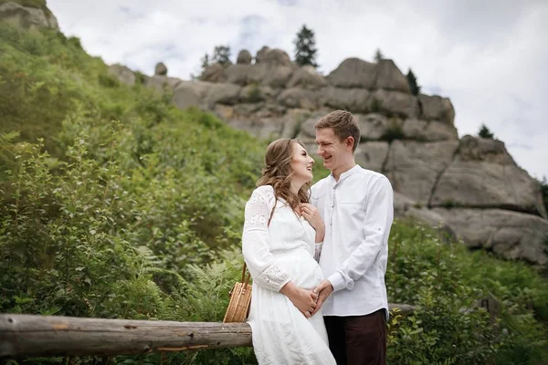 Feliz Embarazada Novia Elegante Novio Aire Libre — Foto de Stock