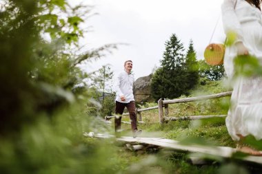 mutlu hamile gelin ve şık damat dağların muhteşem manzaralı poz