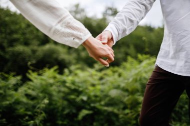 Mutlu çift doğa arka plan üzerinde ellerimi