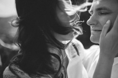 mutlu gelin ve şık damat dağların muhteşem manzaralı poz