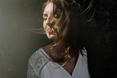 Oldukça mutlu gelin gül buketi ile lüks elbiseli. 