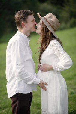 mutlu evlilik çift, damat ve gelin düğün gününde birlikte. Yeni evli gelin ve damat düğün töreninden sonra.