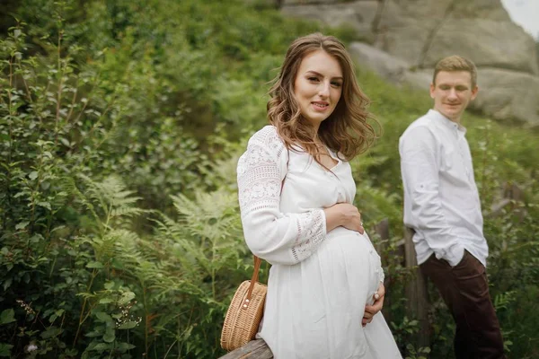 Happy Pregnant Bride Stylish Groom Outdoor — Stock Photo, Image