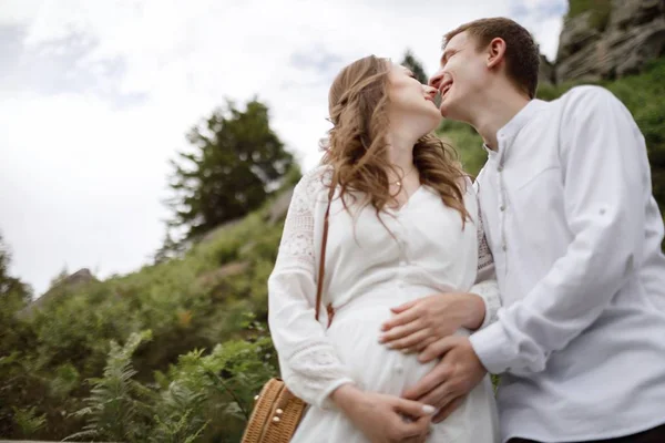 Feliz Embarazada Novia Elegante Novio Posando Montañas Con Increíble Vista — Foto de Stock