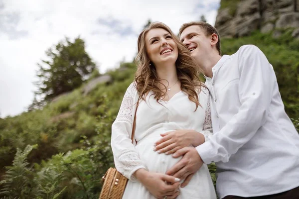 Glad Gravid Brudparet Eleganta Poserar Bergen Med Fantastisk Utsikt — Stockfoto