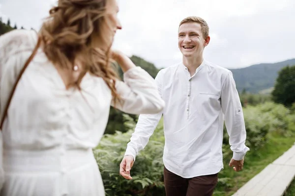 Novia Feliz Elegante Novio Posando Montañas Con Una Vista Increíble — Foto de Stock