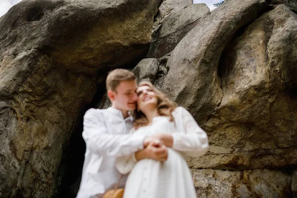 Šťastné Těhotné Nevěsty Stylový Ženicha Pózuje Úžasným Výhledem Hory — Stock fotografie