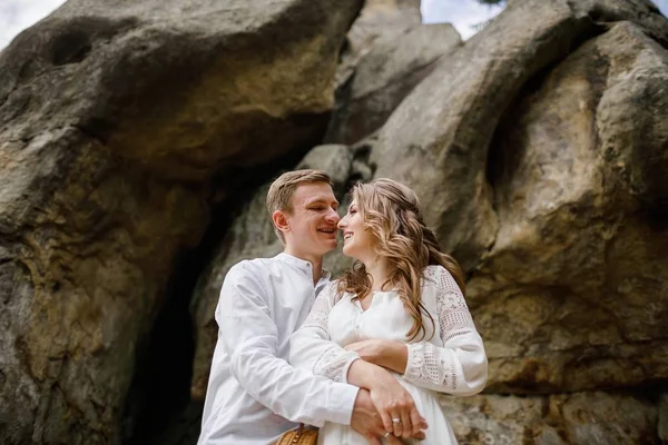 Счастливая Беременная Невеста Стильный Жених Позируя Горы Удивительным Видом — стоковое фото