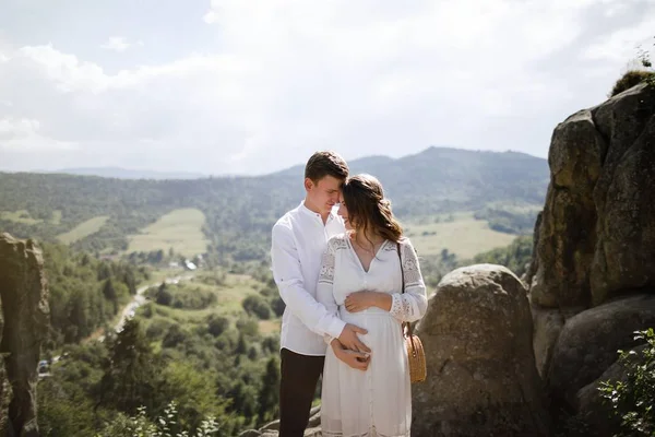 Glad Gravid Brudparet Eleganta Poserar Bergen Med Fantastisk Utsikt — Stockfoto